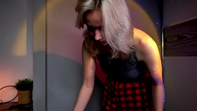 ileanacampbe online show from March 12, 2025, 5:02 am