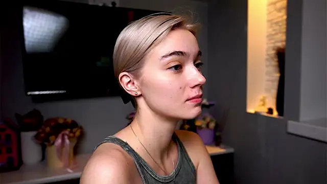 ileanacampbe online show from January 16, 2025, 4:28 am