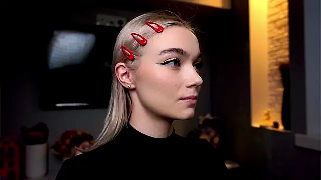 ileanacampbe online show from January 23, 2025, 4:52 am