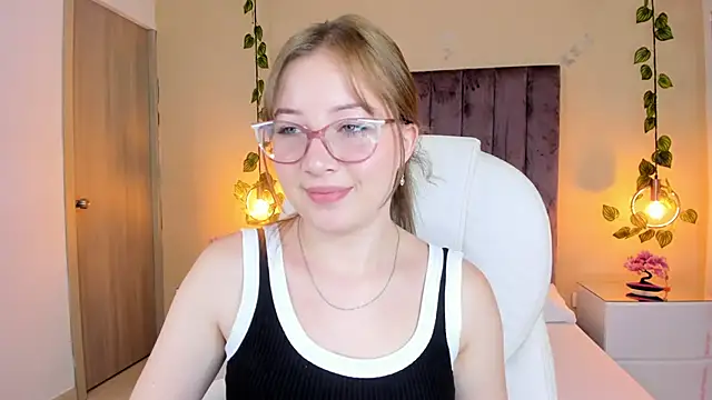 Snapshot of Dahlia_Rousse chatting on September 27, 2025, 8:37 pm Dahlia Rousse online show from September 27, 2025, 8:37 pm