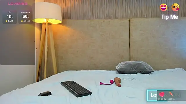 taylorsmiiith  online show from February 26, 2025, 7:10 pm