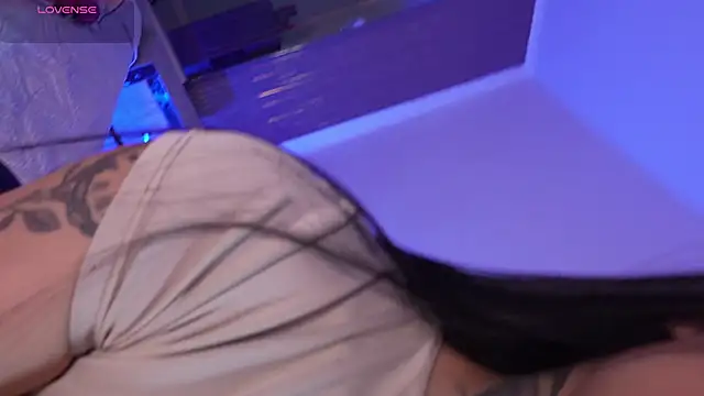 CleeoAdams  online show from April 19, 2026, 5:19 am