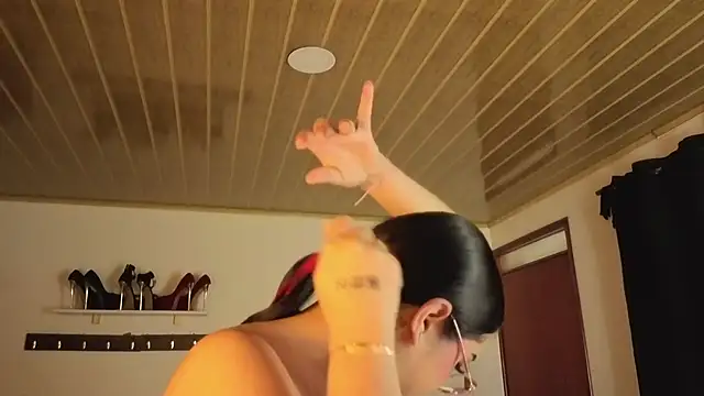 Renaxi Smith online show from November 23, 2025, 7:46 pm