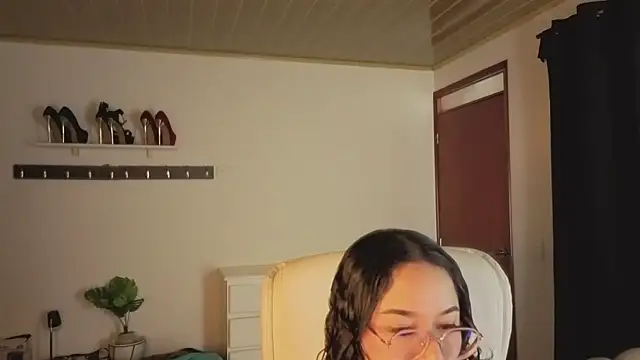 Renaxi Smith online show from December 2, 2025, 7:59 pm