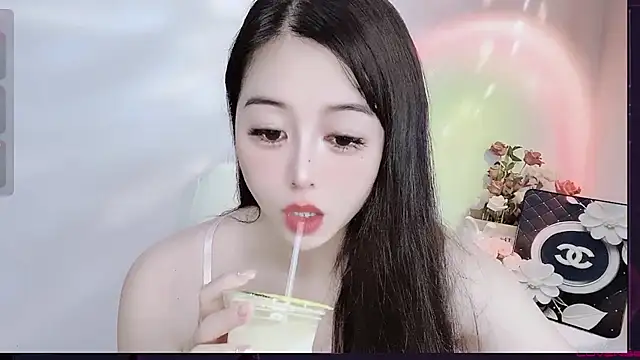 LiLiLily online show from September 29, 2025, 9:20 pm
