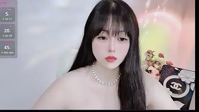 LiLiLily online show from October 13, 2025, 6:20 pm