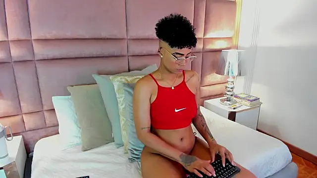 LuciaWallace online show from October 6, 2025, 10:32 pm