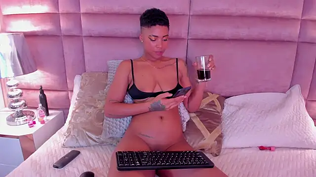 LuciaWallace online show from February 4, 2025, 10:24 pm