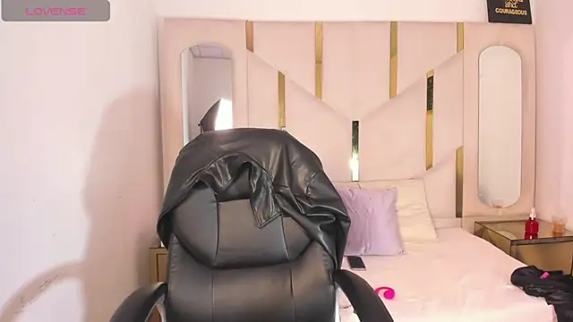 Salmaportman69 online show from March 3, 2026, 5:42 pm