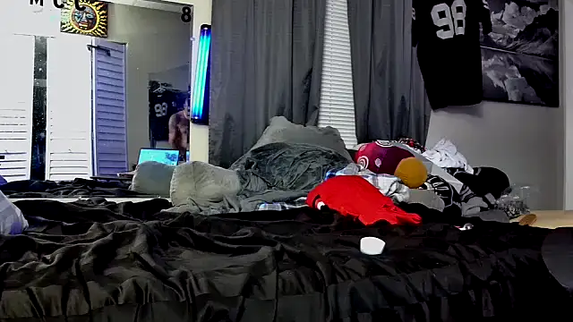 Snapshot of 1badfucka chatting on February 17, 2025, 12:11 am 1badfucka online show from February 17, 2025, 12:11 am