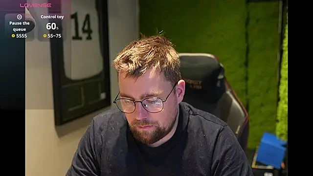 Snapshot of justinitt chatting on December 2, 2025, 1:35 pm justinitt online show from December 2, 2025, 1:35 pm