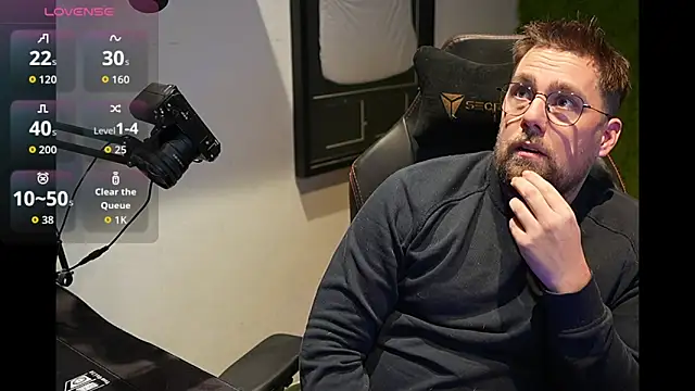 Snapshot of justinitt chatting on December 14, 2025, 8:03 pm justinitt online show from December 14, 2025, 8:03 pm