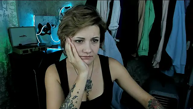 Snapshot of EvaBrownie chatting on September 18, 2025, 5:27 pm EvaBrownie online show from September 18, 2025, 5:27 pm