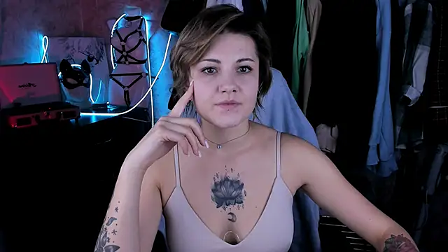 Snapshot of EvaBrownie chatting on October 16, 2025, 4:37 pm EvaBrownie online show from October 16, 2025, 4:37 pm