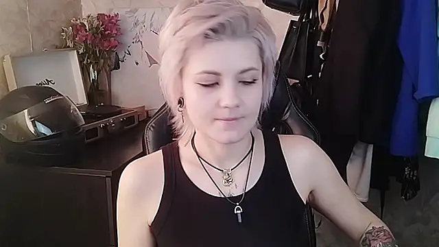 Snapshot of EvaBrownie chatting on February 24, 2025, 8:49 am EvaBrownie online show from February 24, 2025, 8:49 am