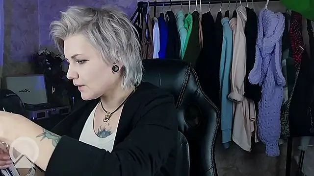 Snapshot of EvaBrownie chatting on January 28, 2025, 3:35 pm EvaBrownie online show from January 28, 2025, 3:35 pm