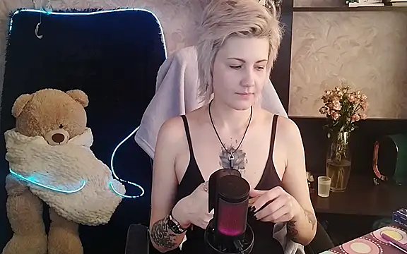 Snapshot of EvaBrownie chatting on March 18, 2025, 8:06 am EvaBrownie online show from March 18, 2025, 8:06 am