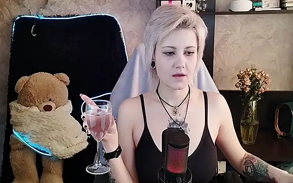 Snapshot of EvaBrownie chatting on March 16, 2025, 8:10 am EvaBrownie online show from March 16, 2025, 8:10 am