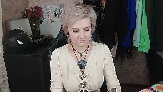 Snapshot of EvaBrownie chatting on February 21, 2025, 12:27 pm EvaBrownie online show from February 21, 2025, 12:27 pm