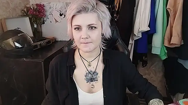 Snapshot of EvaBrownie chatting on February 22, 2025, 10:29 am EvaBrownie online show from February 22, 2025, 10:29 am