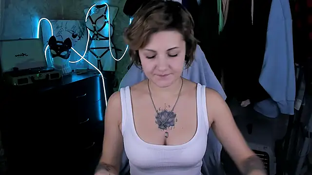 Snapshot of EvaBrownie chatting on October 21, 2025, 2:49 pm EvaBrownie online show from October 21, 2025, 2:49 pm