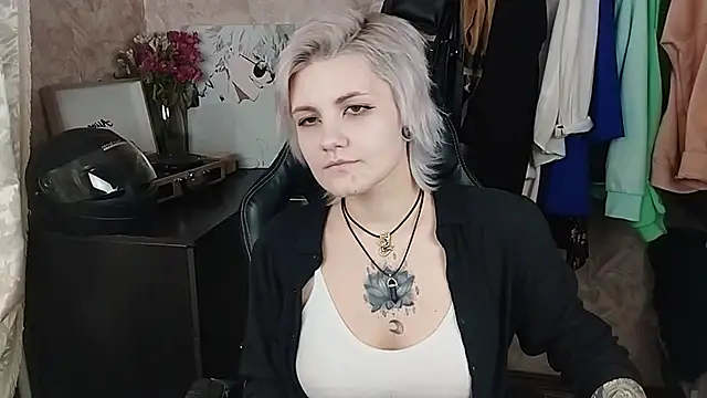 Snapshot of EvaBrownie chatting on February 22, 2025, 1:35 pm EvaBrownie online show from February 22, 2025, 1:35 pm