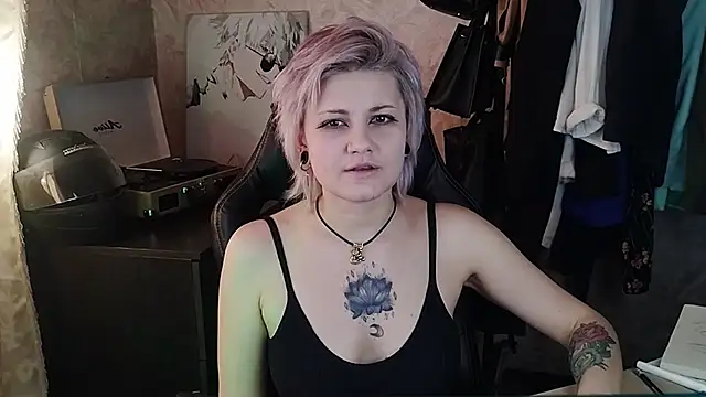 Snapshot of EvaBrownie chatting on March 8, 2025, 11:27 am EvaBrownie online show from March 8, 2025, 11:27 am