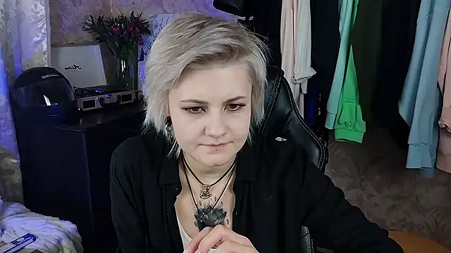 Snapshot of EvaBrownie chatting on February 5, 2025, 1:00 pm EvaBrownie online show from February 5, 2025, 1:00 pm