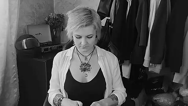 Snapshot of EvaBrownie chatting on February 18, 2025, 8:27 am EvaBrownie online show from February 18, 2025, 8:27 am