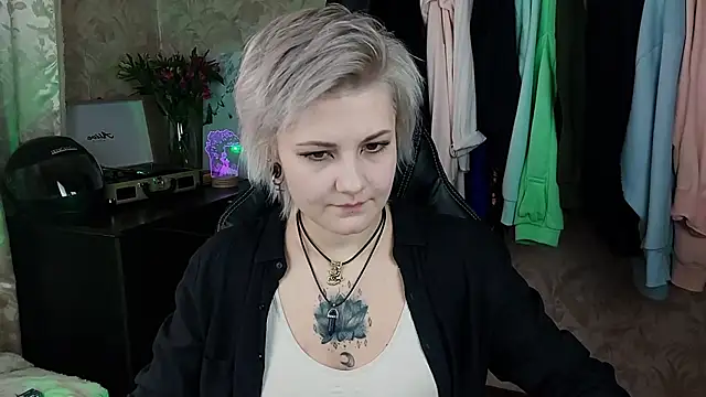 Snapshot of EvaBrownie chatting on February 5, 2025, 9:57 am EvaBrownie online show from February 5, 2025, 9:57 am