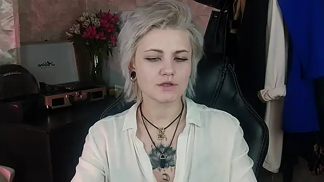 Snapshot of EvaBrownie chatting on February 11, 2025, 11:53 am EvaBrownie online show from February 11, 2025, 11:53 am