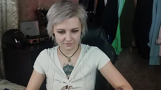 Snapshot of EvaBrownie chatting on February 2, 2025, 12:35 pm EvaBrownie online show from February 2, 2025, 12:35 pm