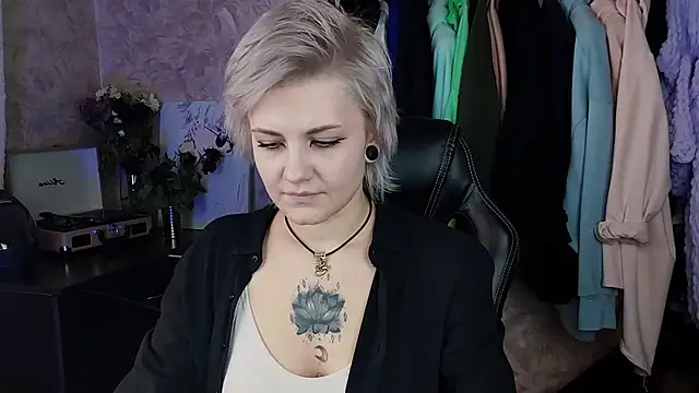 Snapshot of EvaBrownie chatting on January 31, 2025, 9:27 am EvaBrownie online show from January 31, 2025, 9:27 am