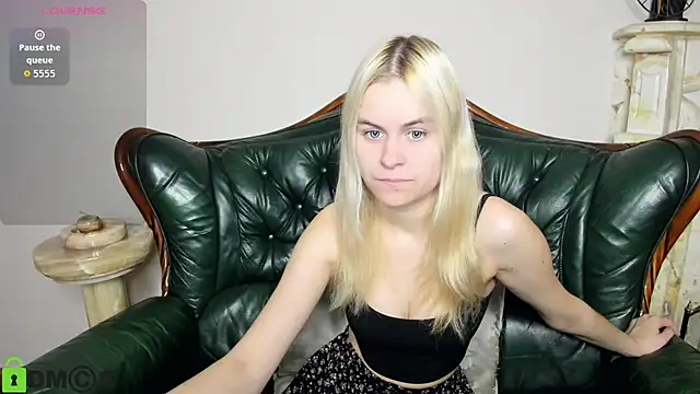 Snapshot of HillEva chatting on November 9, 2025, 8:24 pm HillEva online show from November 9, 2025, 8:24 pm