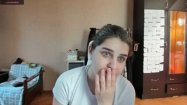  Roselina  online show from May 19, 2026, 1:51 pm