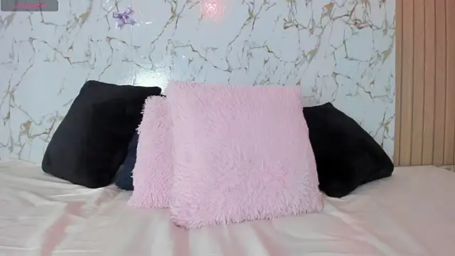 Snapshot of Christal_Golden chatting on December 13, 2025, 8:04 pm Christal Golden online show from December 13, 2025, 8:04 pm