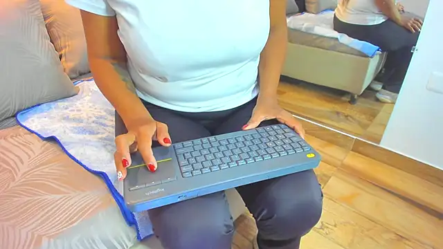 Snapshot of raquell_moore chatting on December 15, 2025, 12:55 pm raquell moore online show from December 15, 2025, 12:55 pm