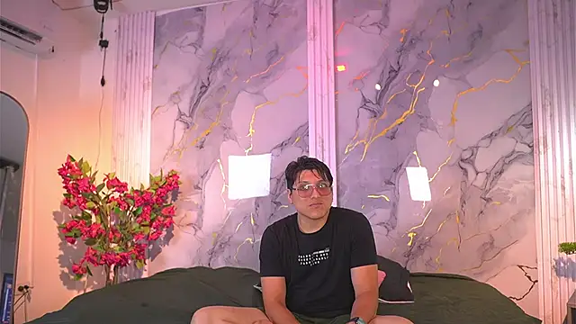 vanilla hot online show from December 16, 2025, 7:40 pm