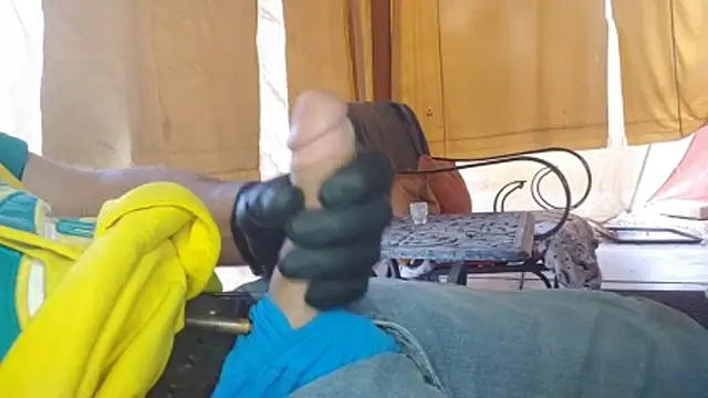 bwcbeat83 online show from April 17, 2026, 12:57 am