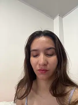 Bella still online show from April 3, 2026, 1:50 pm