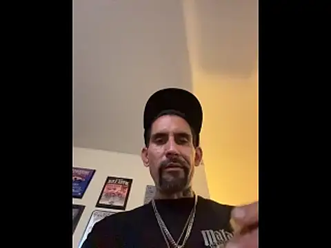 Snapshot of hornycouple818 chatting on November 1, 2025, 5:25 am hornycouple818 online show from November 1, 2025, 5:25 am