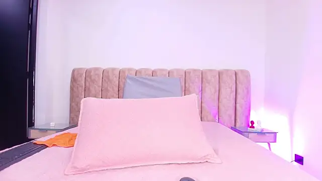 Snapshot of Auroraa_miller chatting on November 19, 2025, 11:54 am Auroraa miller online show from November 19, 2025, 11:54 am