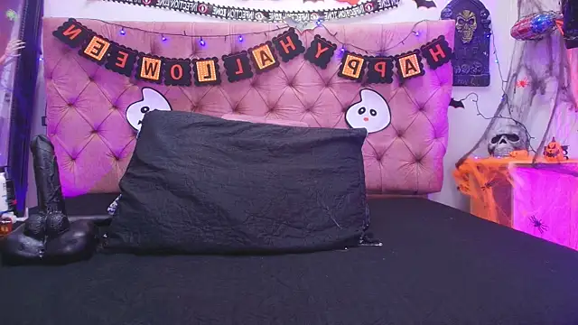 Snapshot of Auroraa_miller chatting on October 29, 2025, 11:53 am Auroraa miller online show from October 29, 2025, 11:53 am