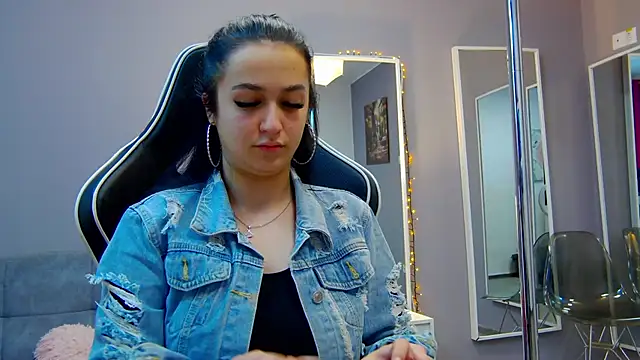 Eva Lovvia  online show from March 4, 2025, 7:01 pm