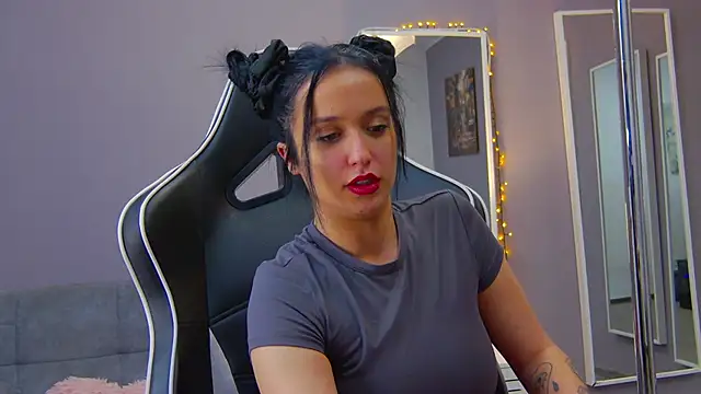 Eva Lovvia  online show from February 3, 2025, 10:21 pm