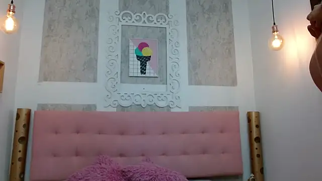 ambercooper05 online show from February 14, 2025, 11:31 am