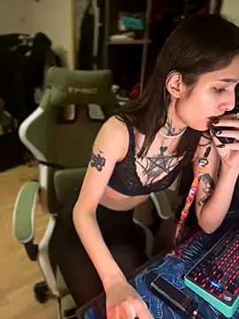 mollyEXD online show from December 15, 2025, 10:15 pm