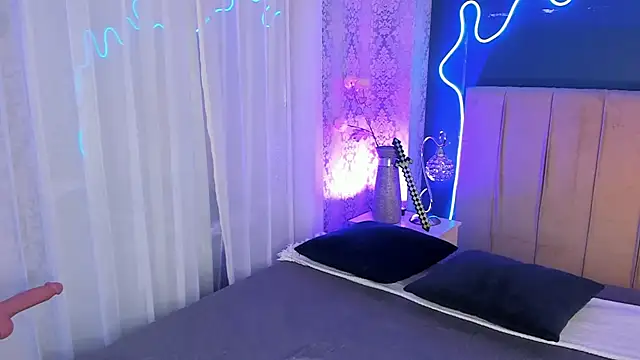 JeanneSabatier online show from December 22, 2025, 7:47 pm