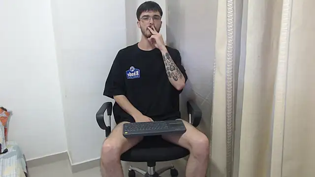 Snapshot of Aleex_Miller chatting on December 1, 2025, 10:10 pm Aleex Miller online show from December 1, 2025, 10:10 pm