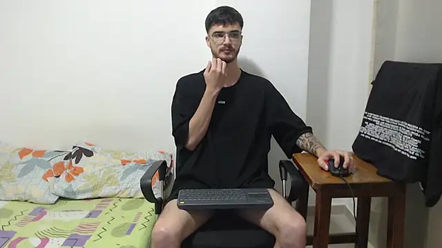 Snapshot of Aleex_Miller chatting on November 17, 2025, 3:32 am Aleex Miller online show from November 17, 2025, 3:32 am